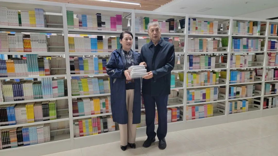 杰出校友刘本旺老师为学校图书馆捐赠图书